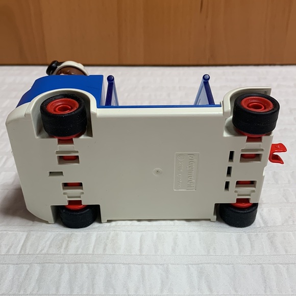 Passenger Boarding Stairs by Playmobil - Airport Service Crew - Picture 8 of 11